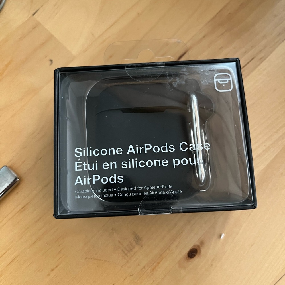 🌟 FREE W/Purchase 🌟 BNIB Silicone Case for AirPods with Carabiner